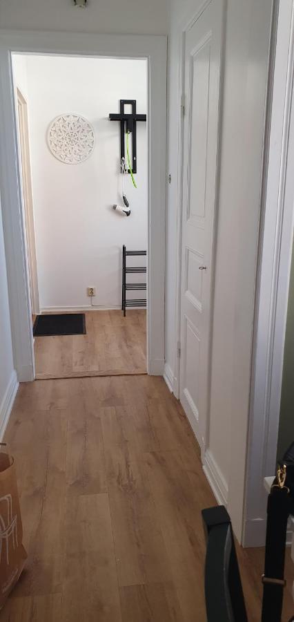 Centrum Laegenhet Skovde Bagian luar foto